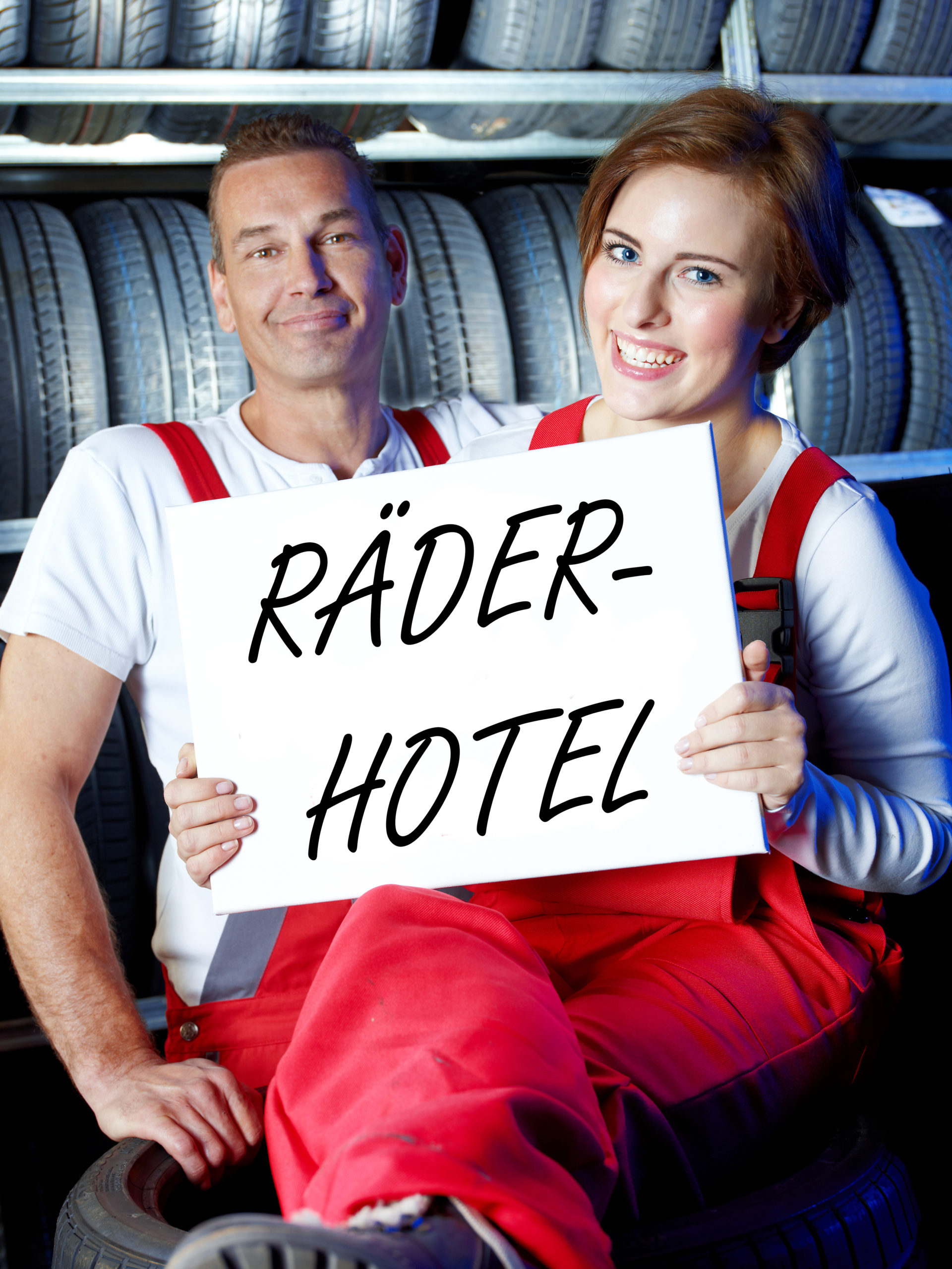 Woman showing blackboard with 100 % service and consulting Räderhotel bei Pneu Schaller